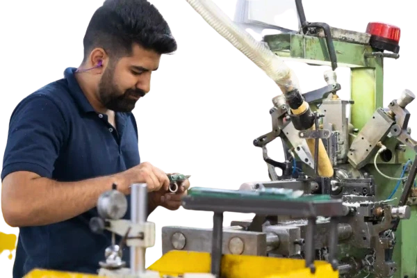 اپراتور در حال ماشین‌کاری قطعات پلیمری در کارخانه توسعه تفلون